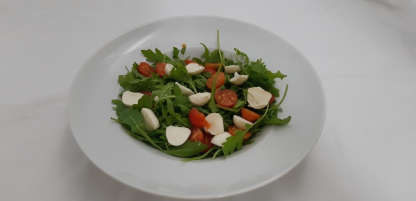 salada mozarela e rucula